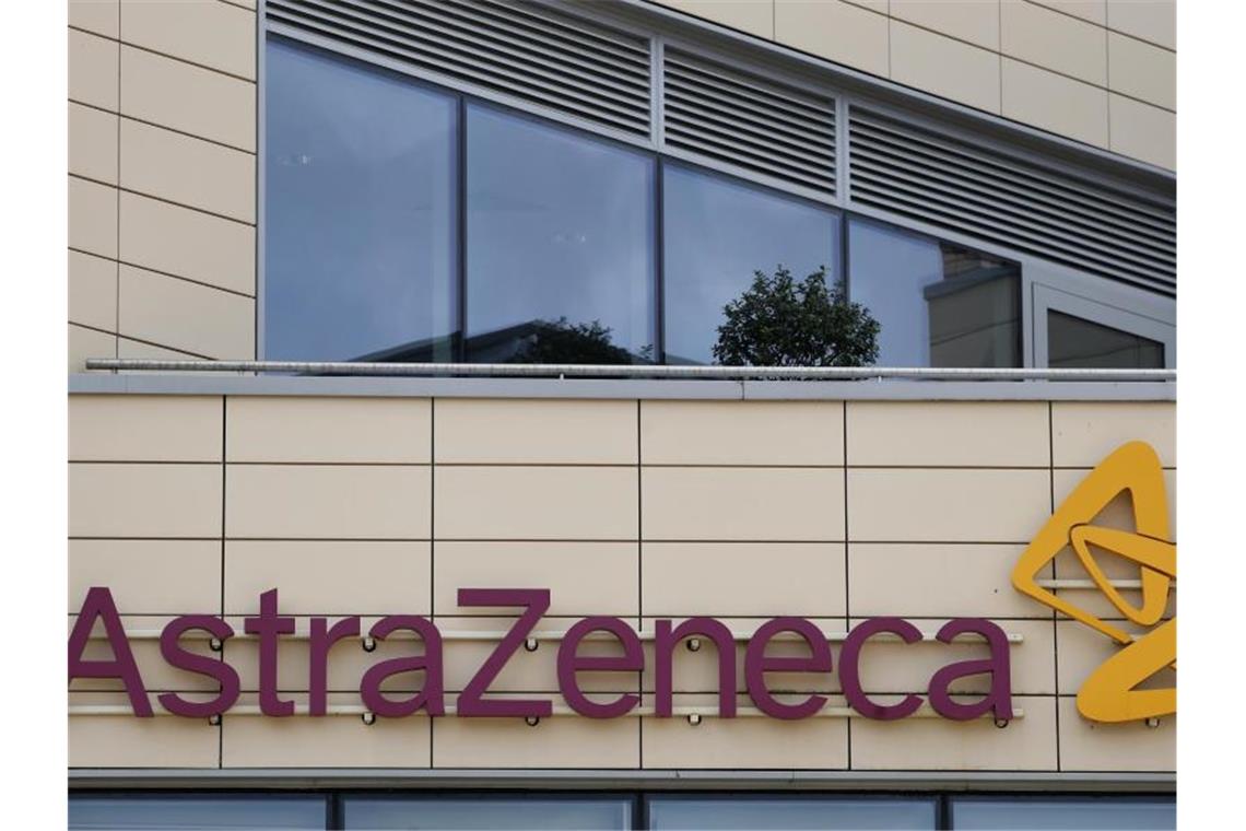 AstraZeneca stoppt Test von Corona-Impfstoff AstraZeneca hat die klinische Studie für seinen Corona-Impfstoff vorsorglich gestoppt, nachdem bei einem der Teilnehmer gesundheitliche Probleme aufgetreten sind. Foto: Alastair Grant/AP/dpa