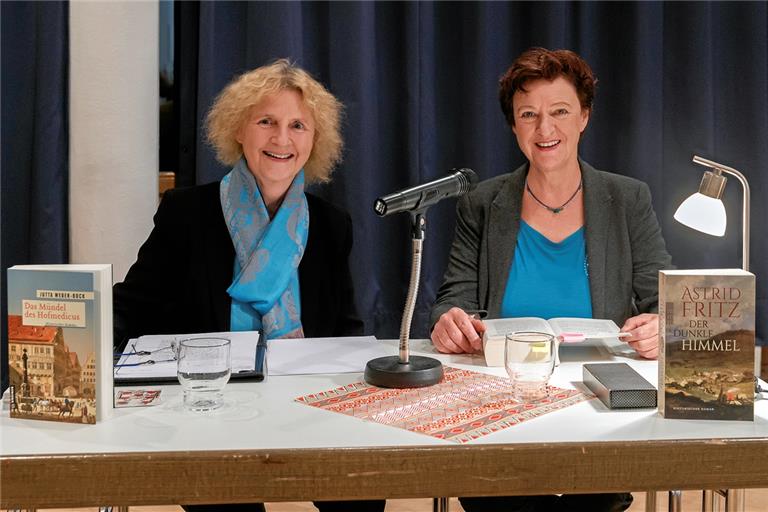 Astrid Fritz (rechts) stellte in der Murrhardter Bibliothek ihren Roman „Der dunkle Himmel“ vor und Jutta Weber-Bock las aus ihrem Roman „Das Mündel des Hofmedicus“. Foto: Jörg Fiedler.