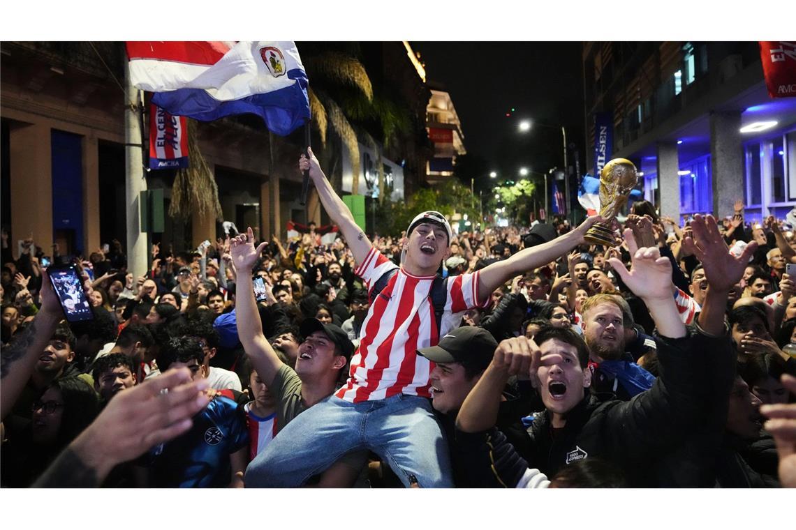 Asunción, Paraguay: Ausgelassene WM-Stimmung - Fans jubeln nach Spiel Deutschland gegen Paraguay .