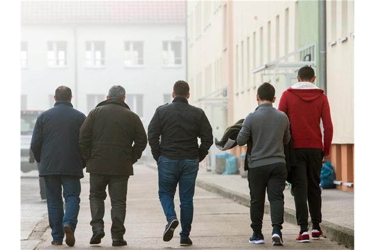 Asylbewerber auf dem Gelände der Zentralen Ausländerbehörde in Brandenburg. Symbolbild: Patrick Pleul/Archiv Foto: Patrick Pleul