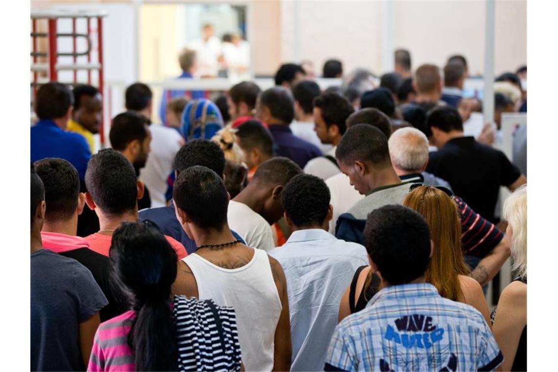 Asylbewerberzahl in Deutschland auf EU-Hoch Asylbewerber in der Zentralen Aufnahmeeinrichtung für Asylbewerber (ZAE) in Zirndorf. Im Jahr 2018 beantragten rund 184.000 Migranten Asyl in Deutschland. Foto: Daniel Karmann