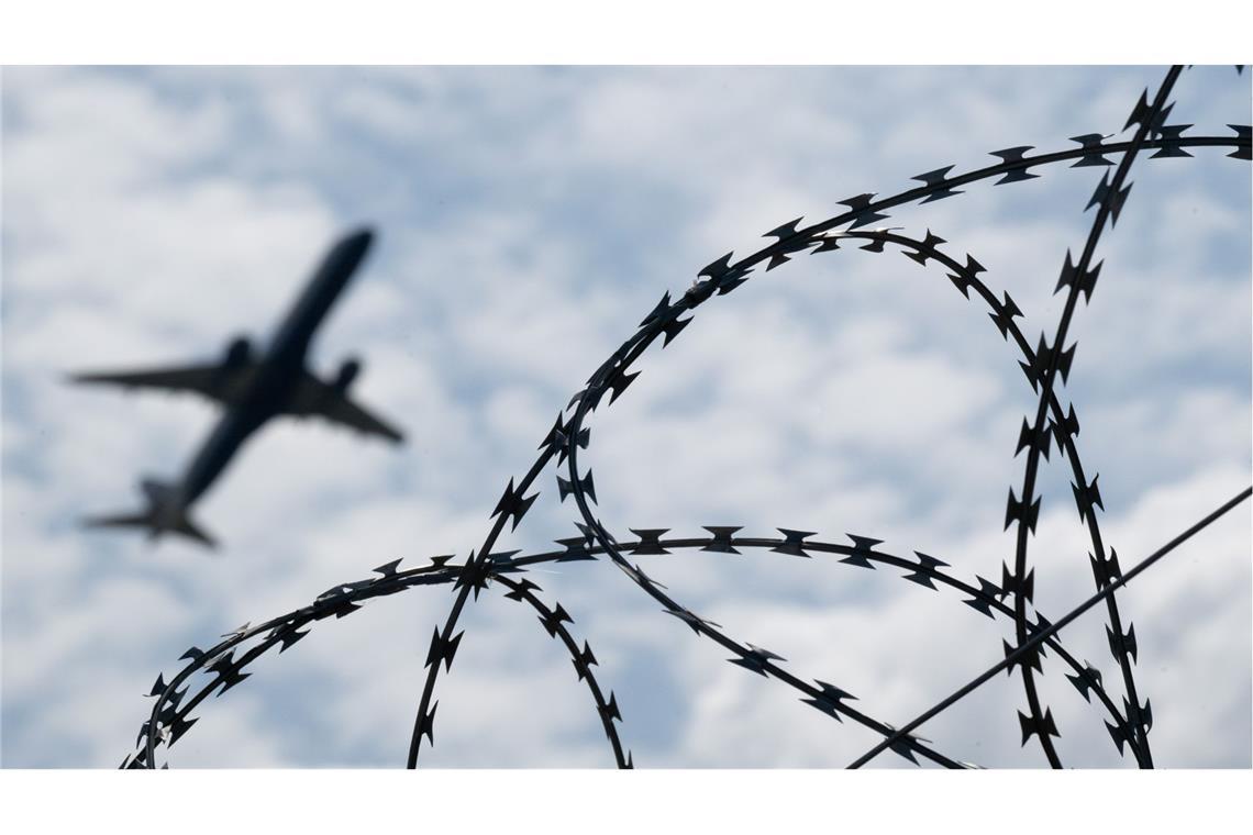 Asylbewerber sollen in Zukunft einfacher aus der Europäischen Union abgeschoben werden können. Darauf haben sich die EU-Innenminister in Brüssel geeinigt.