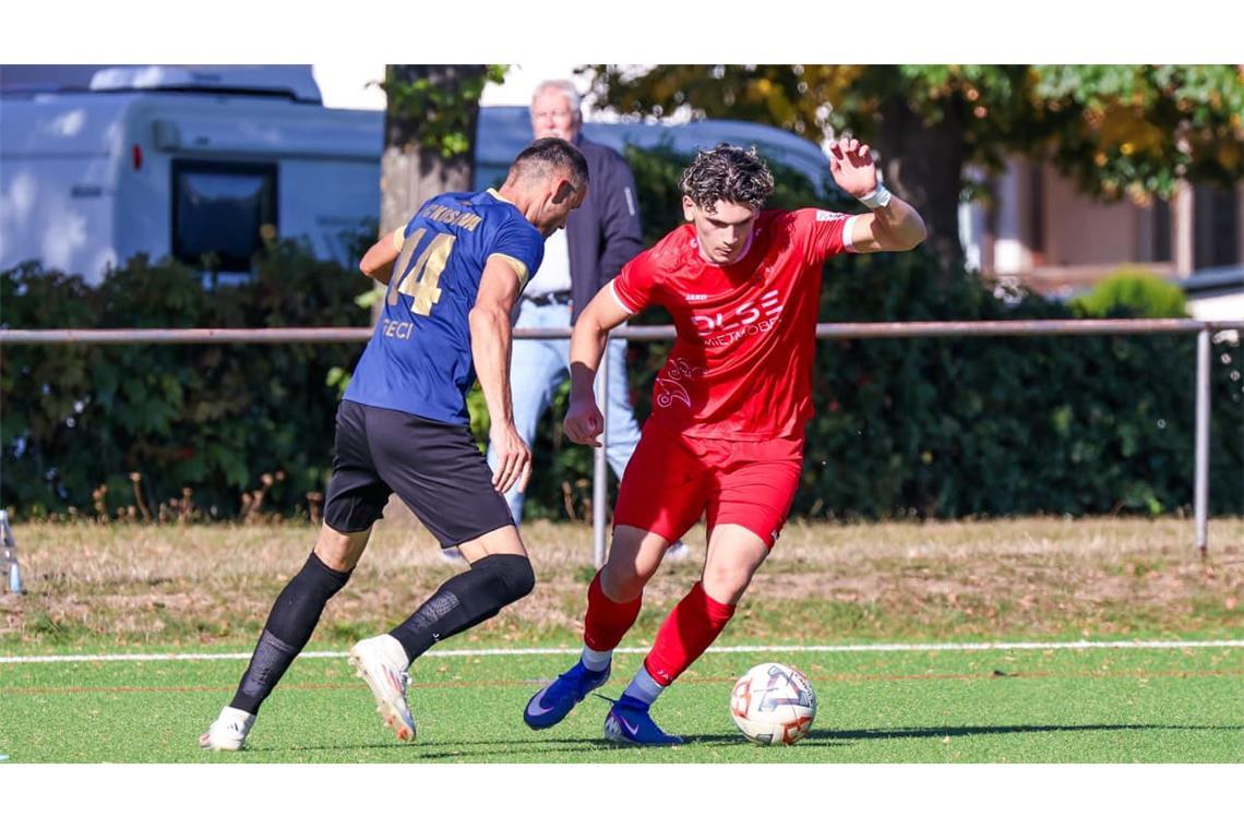 Atabeg Roman Saleh (rechts, daneben Ardian Geci) bringt den SV Fellbach II zweimal in Führung. Beim 1:0 trifft er mit links von der rechten Strafraumecke. Nicht nur für SVF-Coach Alexios Asteris ein Traumtor, sondern auch für Kosova-Torwart Egzon Krasniqi.