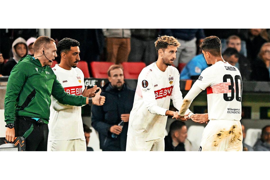 Atakan Karazor (2. von rechts) kommt, Andres Chema (rechts)