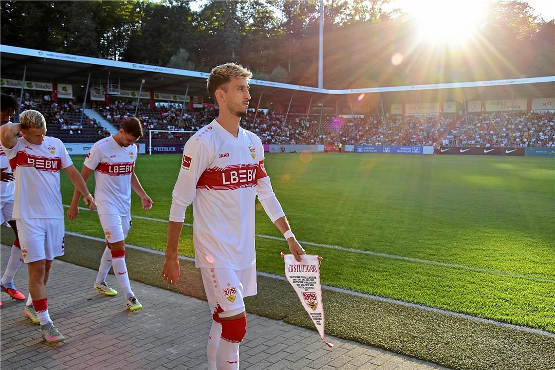 Atakan Karazor bringt einen großen VfB-Wimpel zum Tausch mit seinem SG-Kapitänsk...