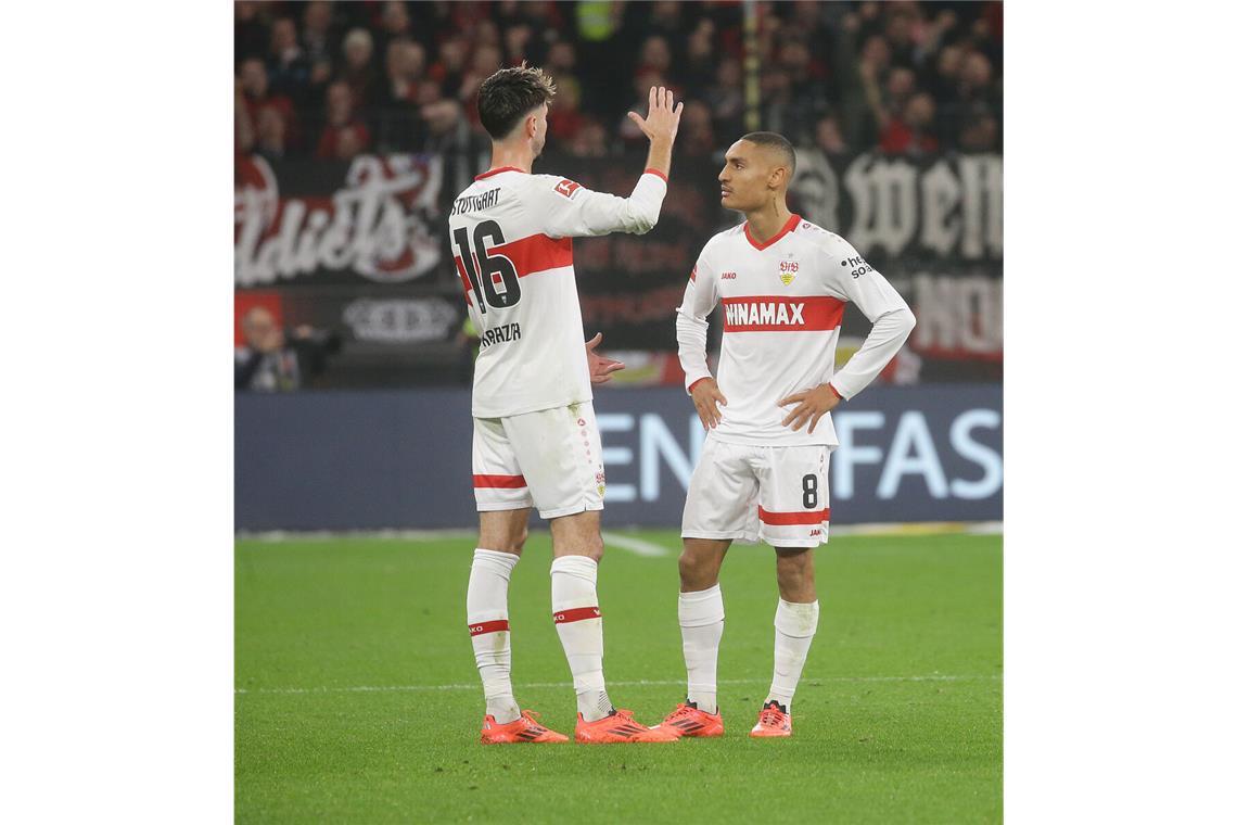 Die Stuttgarter Mittelfeld-Frage Atakan Karazor (links) und Enzo Millot bilden am Samstag beim VfB das Duo im defensiven Mittelfeld.