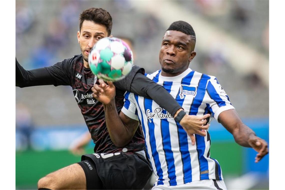 Atakan Karazor von VfB Stuttgart und Berlins Jhon Cordoba (l-r.) am Ball. Foto: Andreas Gora/dpa