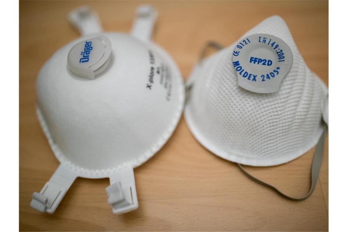 Atemschutzmasken (partikelfiltrierende Halbmasken) der Schutzklasse FFP2 (r) und FFP3. Foto: Daniel Karmann/dpa/Archivbild