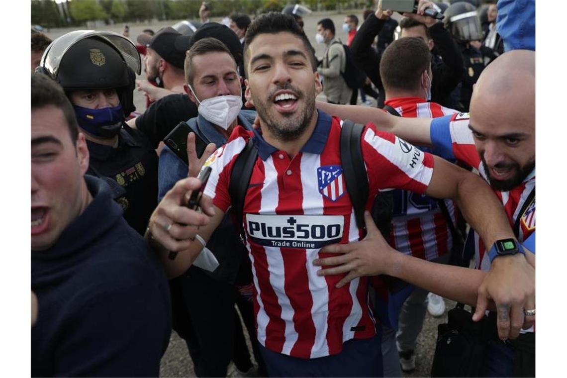 Suárez schießt Atlético in Spaniens Fußball-Himmel Atlético Madrids Stürmer Luis Suárez hatte großen Anteil am Gewinn der spanischen Meisterschaft. Foto: Manu Fernandez/AP/dpa