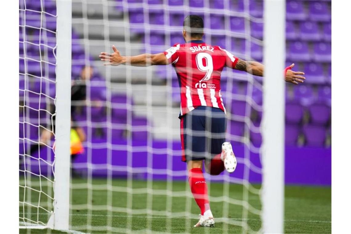 Suárez schießt Atlético in Spaniens Fußball-Himmel Atlético Madrids Stürmer Luis Suárez hatte großen Anteil am Gewinn der spanischen Meisterschaft. Foto: Manu Fernandez/AP/dpa