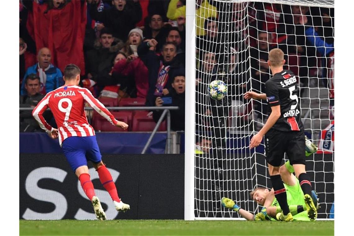 Leverkusen in Königsklasse vor dem Aus: Atlético zu clever Atléticos Alvaro Morata (l) trifft zum Siegtreffer. Foto: Marius Becker/dpa