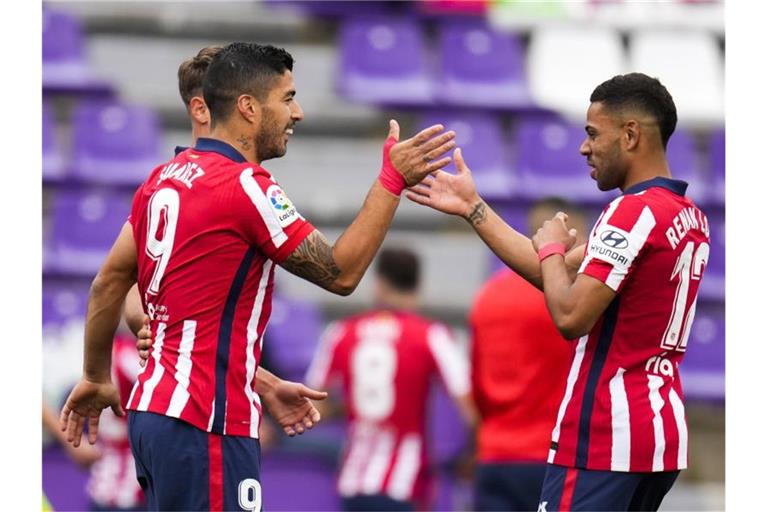 Atleticos Luis Suarez (l) bejubelt sein Tor zur 2:1-Führung mit Mannschaftskamerad Renan Lodi. Foto: Manu Fernandez/AP/dpa