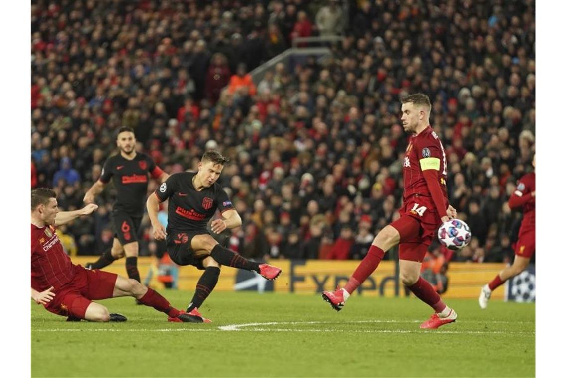 Klopp genervt: „Wenn ich all die Dinge sagen würde ...“ Atléticos Marcos Llorente (3.v.l) sorgte mit seinen zwei Toren für das Aus von Liverpool. Foto: Jon Super/AP/dpa