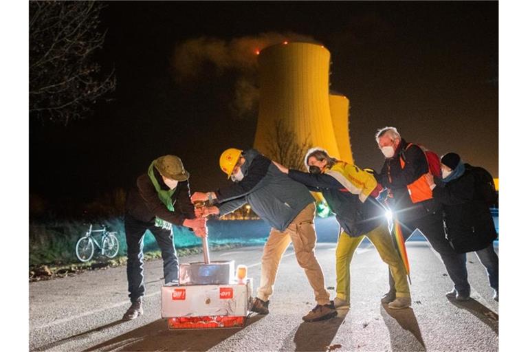 Atomkraftgegner feiern mit einem nachgebauten Hebel das Abschalten des Atomkraftwerks Grohnde. Foto: Julian Stratenschulte/dpa