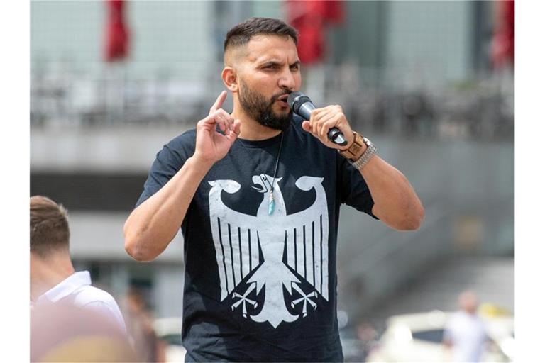 Attila Hildmann ist nicht nur ein bekannter Gegner der Corona-Maßnahmen, sondern äußert sich auch immer wieder radikal und antisemitisch. Foto: Christophe Gateau/dpa