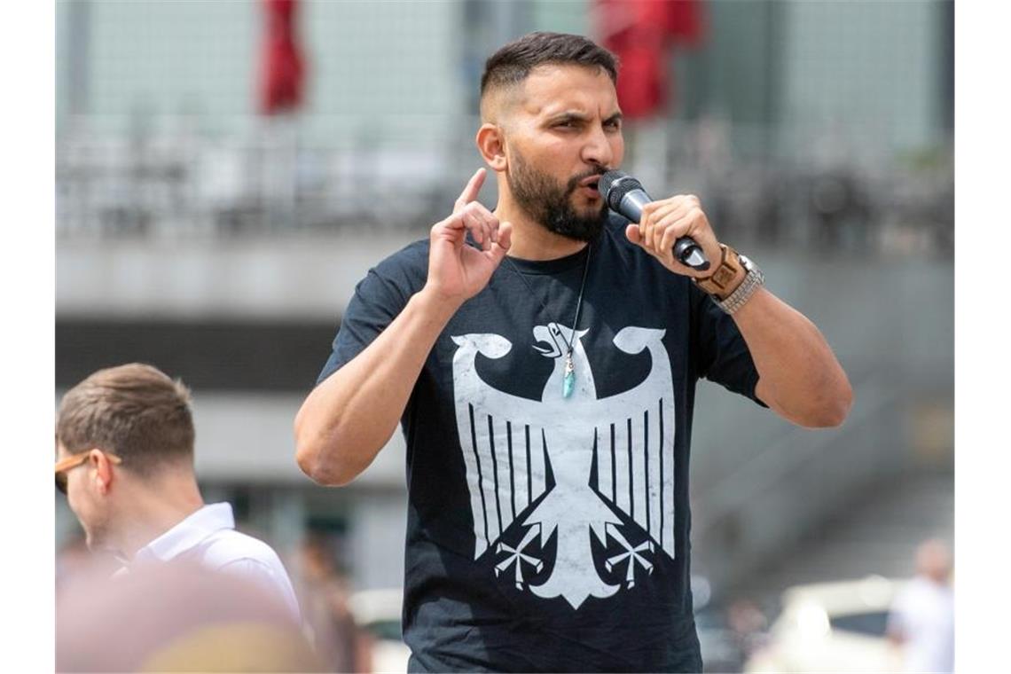 Attila Hildmann, Kochbuchautor und Anti-Corona-Aktivist, bei einer Kundgebung gegen Corona-Einschränkungen auf dem Washingtonplatz in Berlin. Foto: Christophe Gateau/dpa