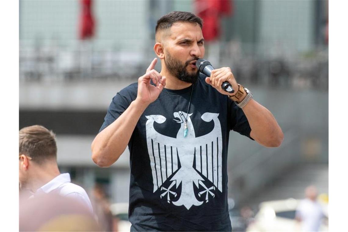 Hacker kapern Online-Kanäle von Attila Hildmann Attila Hildmann spricht bei einer Kundgebung gegen Corona-Einschränkungen auf dem Washingtonplatz in Berlin. Foto: Christophe Gateau/dpa