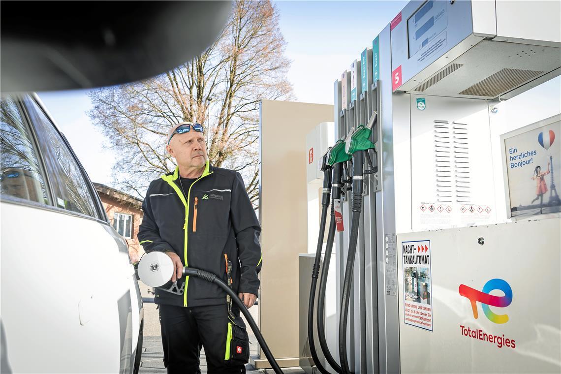 Attila Onodi tankt trotz hoher Spritpreise, weil er zu seiner Arbeitsstelle pendeln muss. Foto: Alexander Becher
