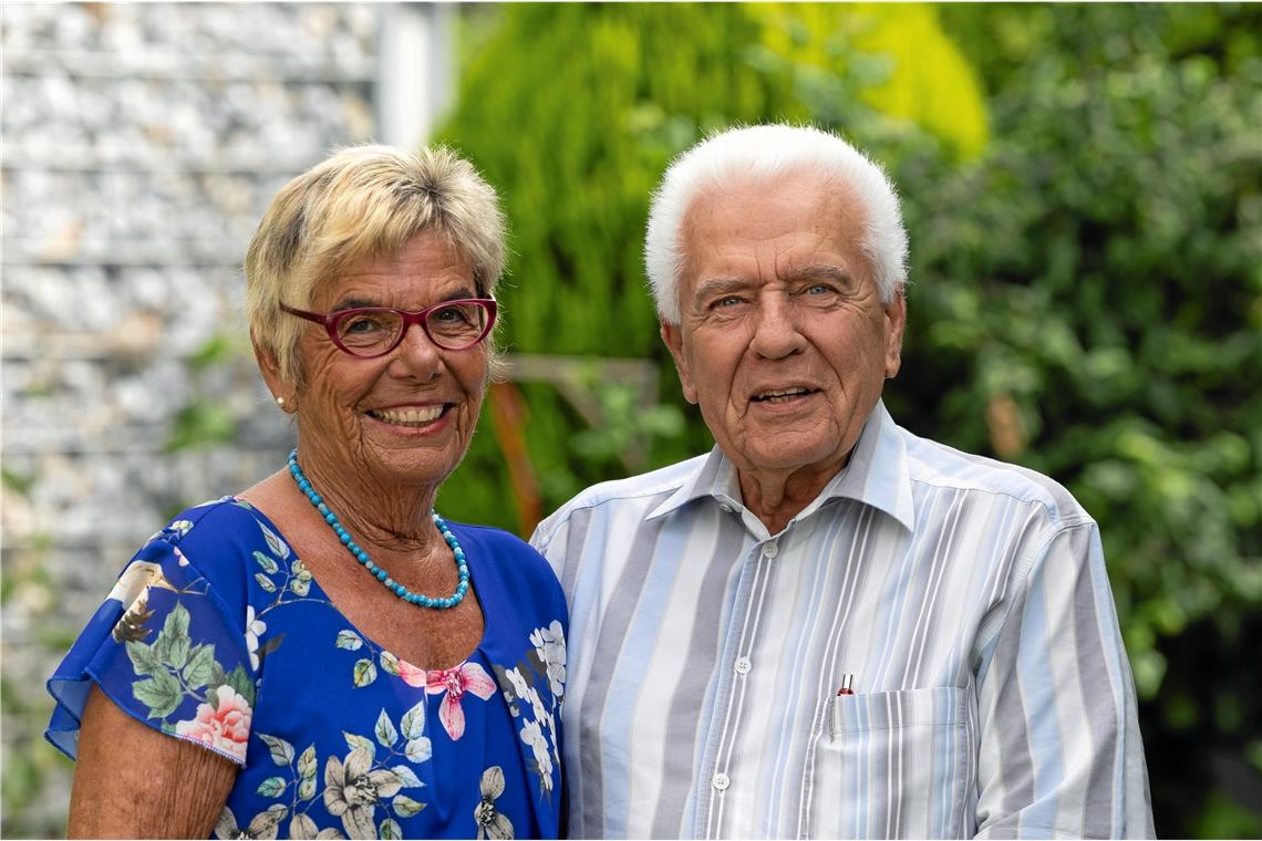 Auch 60 Jahre nach ihrer Hochzeit sind sich Christa und Werner Bachert liebe- und vor allem humorvoll verbunden. Foto/Repro: Alexander Becher