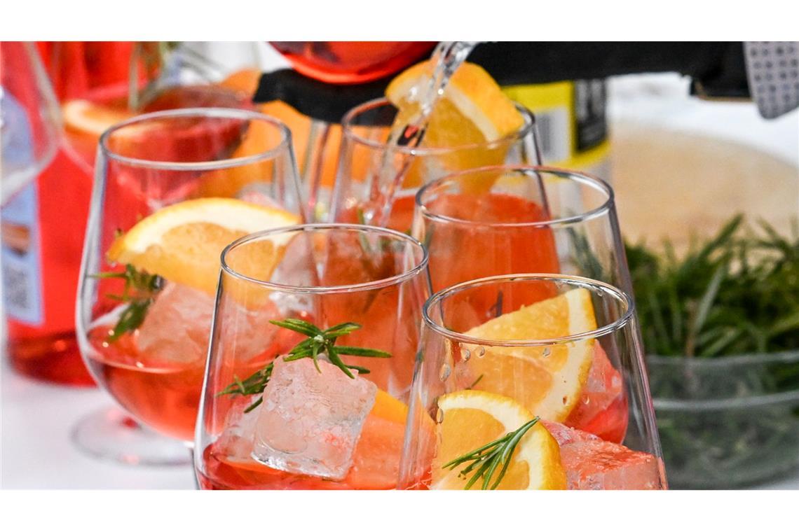 Auch alkoholfreie Alternative können helfen, auf Dauer weniger zu trinken. (Symboldbild)