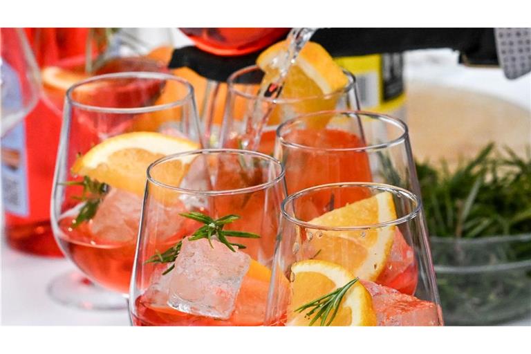 Auch alkoholfreie Alternative können helfen, auf Dauer weniger zu trinken. (Symboldbild)