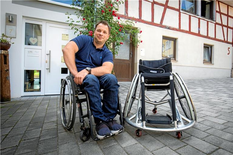 Auch als Rollstuhlfahrer ist Jens Mebert sportlich geblieben. Zum Basketballspielen hat er einen speziellen Untersatz, außerdem stehen in der Garage noch ein Renn-Handbike und ein Monoski. Foto: A. Becher