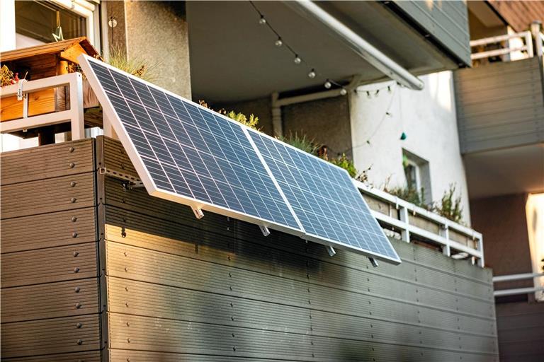 Auch am Balkon können Solarpaneele angebracht werden. Symbolfoto: Adobe Stock/Robert Poorten