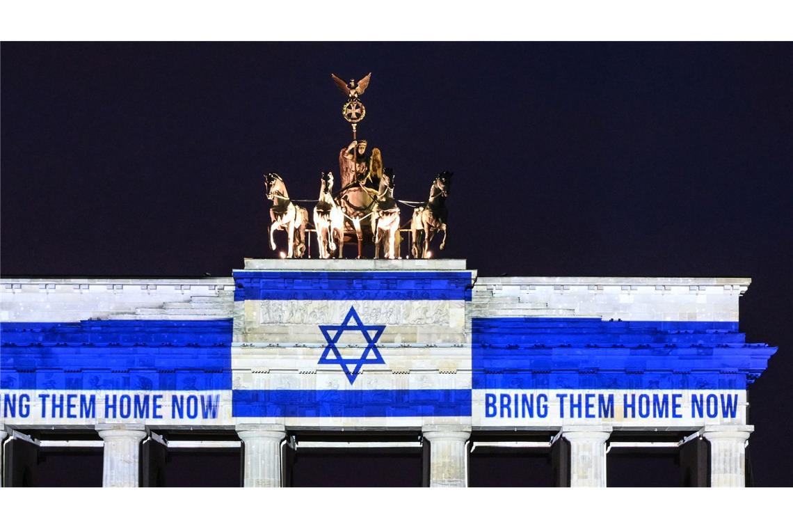 Auch am Brandenburger Tor wurde der Geiseln gedacht und ihre Freilassung gefordert.