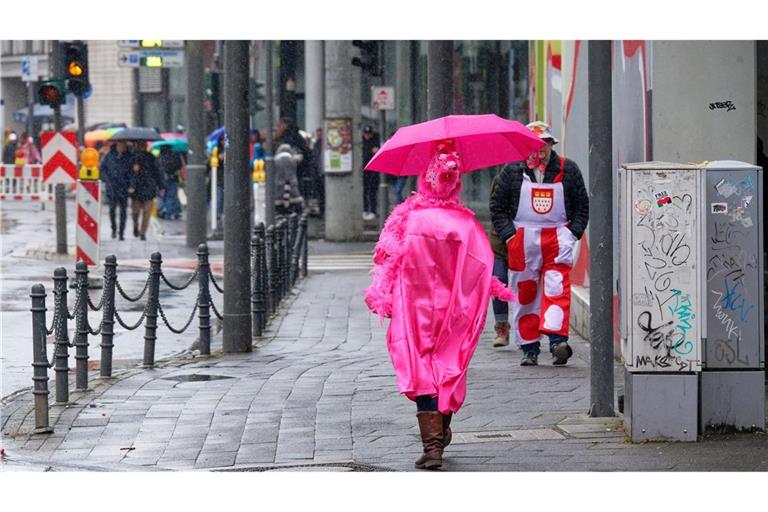 Auch am Dienstag kommt es nass vom Himmel.