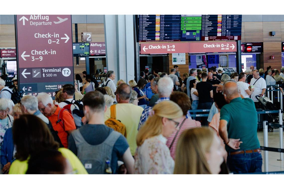 Nach Cyberangriff: Berliner Flughafen weiterhin im „Ausnahmemodus“ Auch am Donnerstag müssen Passagiere mit Verspätungen und Ausfällen rechnen. (Symbolbild)