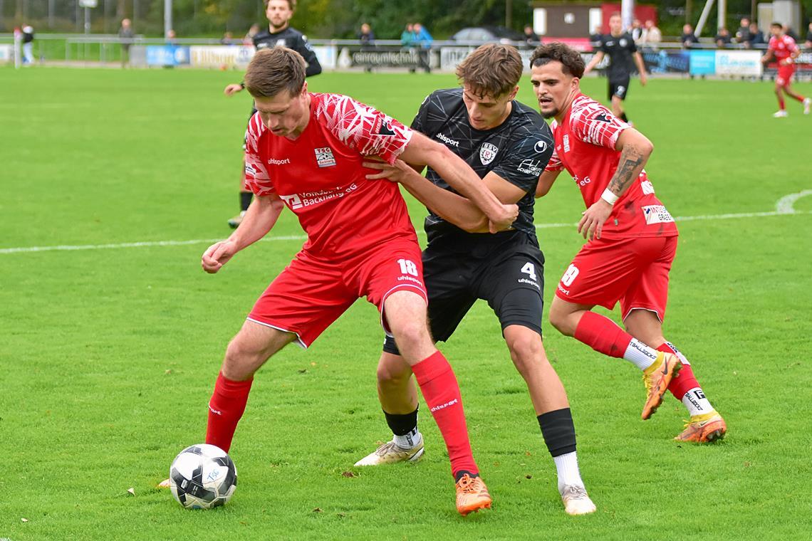 TSG Backnang: Nur der Gegner ist zufrieden Auch am Ende ein Duell ohne Sieger: Thomas Doser (links) und die TSG gegen Sladan Puseljic und den SSV Reutlingen. Foto: Tobias Sellmaier