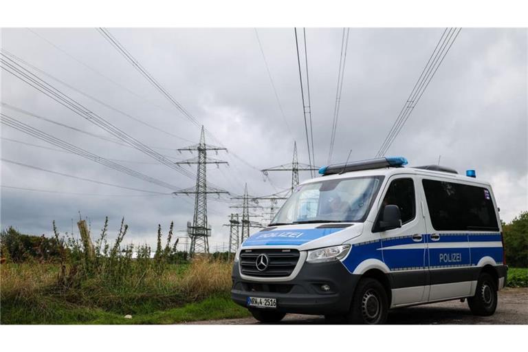 Auch am Freitagmorgen gab es Einsätze an weiteren Standorten mit kritischer Energieinfrastruktur: In der Nähe von Aachen wurde das Umfeld eines Umspannwerkes in Weisweiler abgesucht.