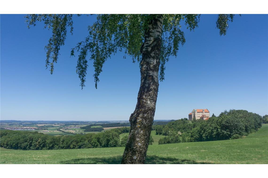 Auch am Schloss Kapfenburg kommt man vorbei. Noch immer befindet man sich auf der Ostalb.