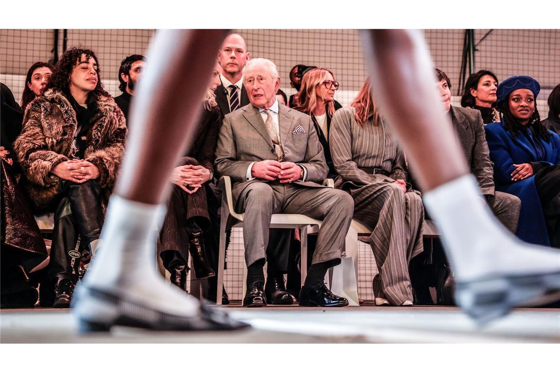 Auch am Tag der Verhaftung seines Bruders nahm der König seine Pflichten wahr - und war bei der Eröffnungsshow der Londoner Modewoche dabei.