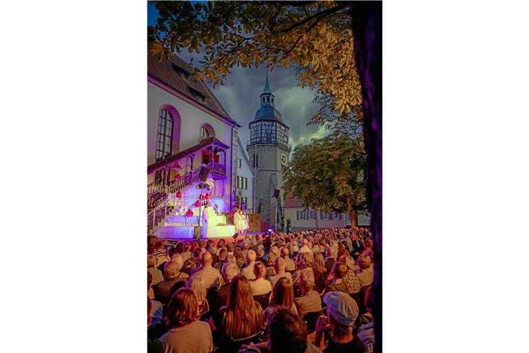 Auch am vergangenen Samstagabend hängen dunkle Wolken über dem Freithof, an diesem Abend bleibt der befürchtete Regen aber letztlich aus. Foto: Alexander Becher
