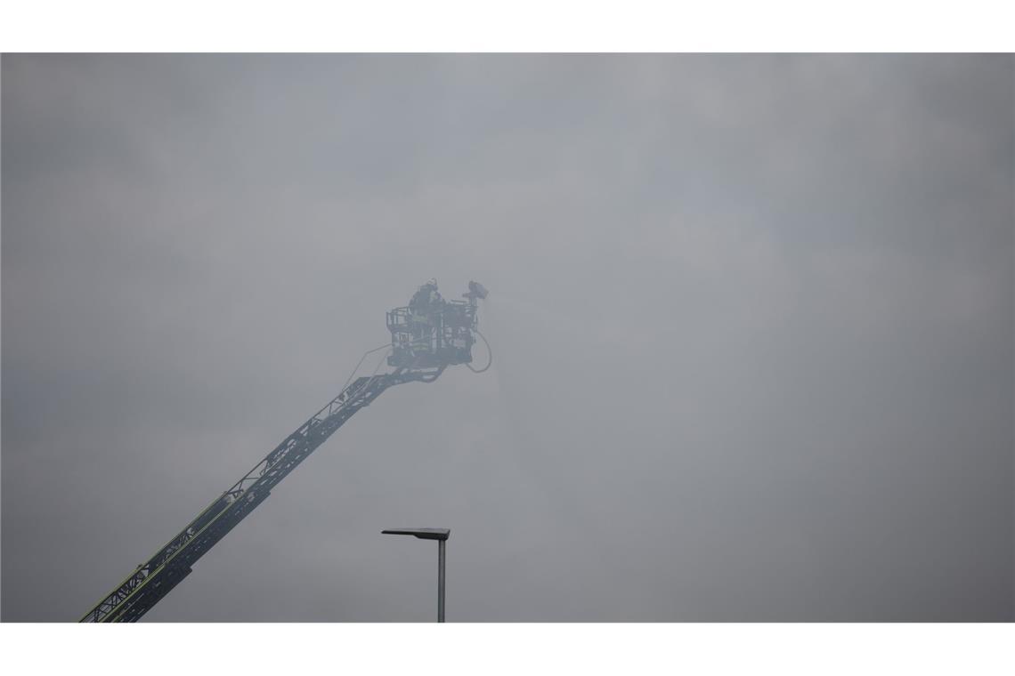 Auch am Vormittag nach dem Feuer kämpfte die Feuerwehr gegen Glutnester.