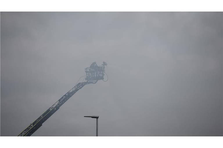 Auch am Vormittag nach dem Feuer kämpfte die Feuerwehr gegen Glutnester.