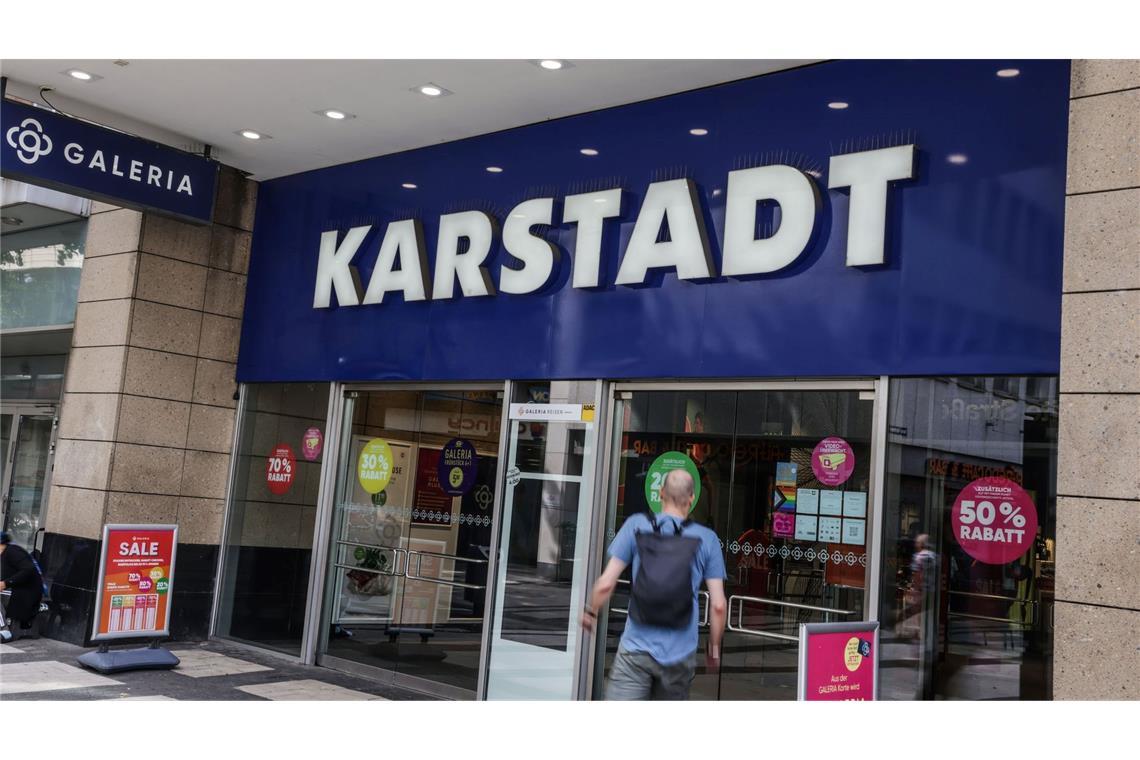 Ein Jahr nach der Insolvenz: Ist Galeria zurück auf Kurs? Auch an der Filiale Breite Straße in Köln ist der Name Karstadt noch präsent - obwohl die Marke aus dem Firmennamen gestrichen wurde.