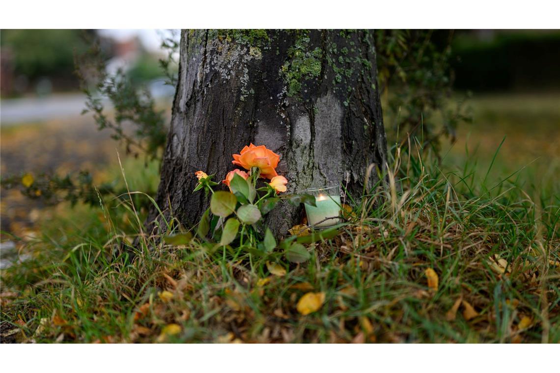 Auch an einem Baum in der Nähe des Tatorts wurden Blumen abgelegt.