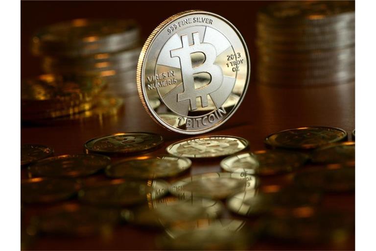 Auch Anbieter zur Verwahrung, Verwaltung und Sicherung von Kryptowährungen wie Bitcoins werden verpflichtet, Verdachtsfälle zu melden. Foto: Jens Kalaene