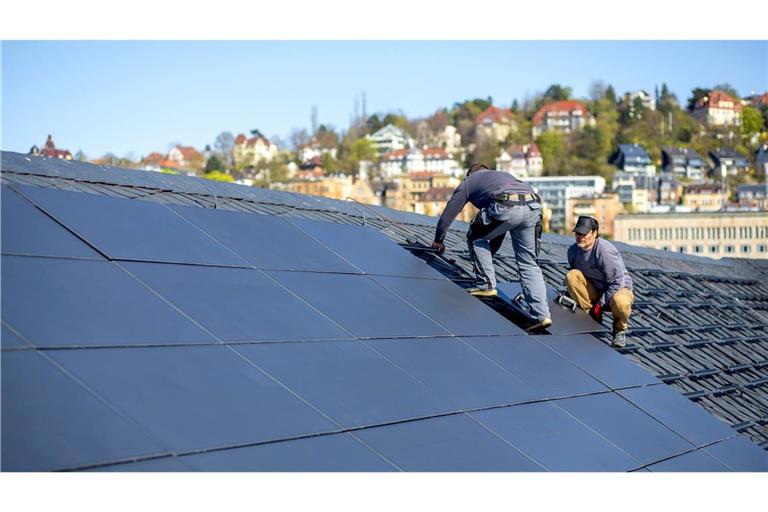 Auch auf dem Neuen Schloss in Stuttgart wurden Solarzellen installiert.