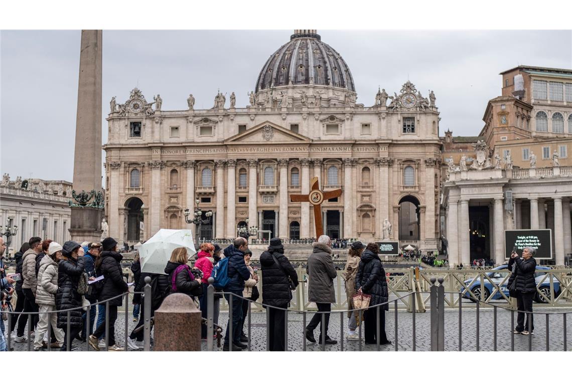 Ruhe im Gemelli - Unruhe im Vatikan Auch auf dem Petersplatz wird wieder für Papst Franziskus gebetet.