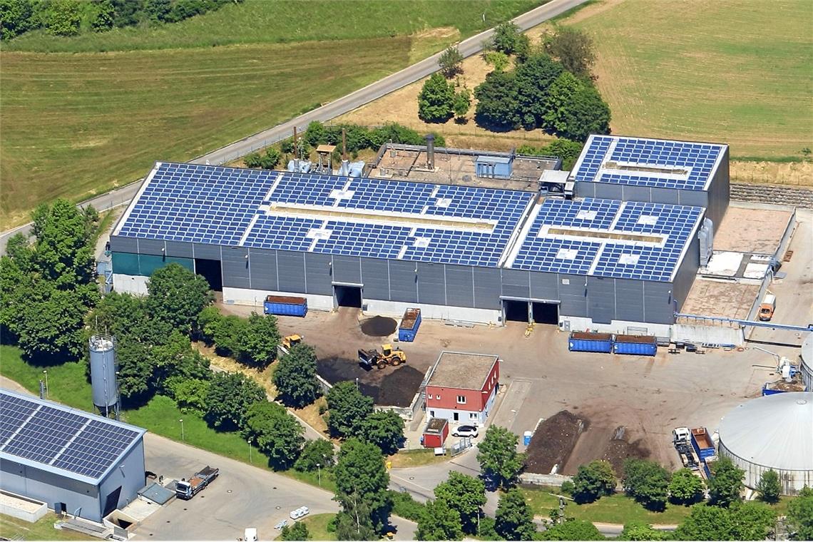 Taskforce will Windradbau beflügeln Auch auf den Gebäuden der Backnanger Biovergärungsanlage in Neuschöntal wird mittels der Solaranlagen bereits Energie für diverse Zwecke erzeugt. Die Nutzung von Sonne und Wind soll aber nun noch viel stärker vorangetrieben werden. Foto: Landratsamt
