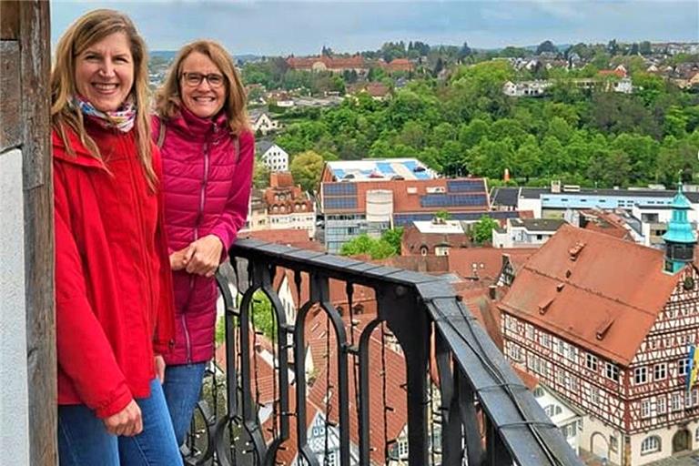 Auch auf den Stadtturm steigen Travelsanne (links) und ihre Begleitung. Screenshot: BKZ 