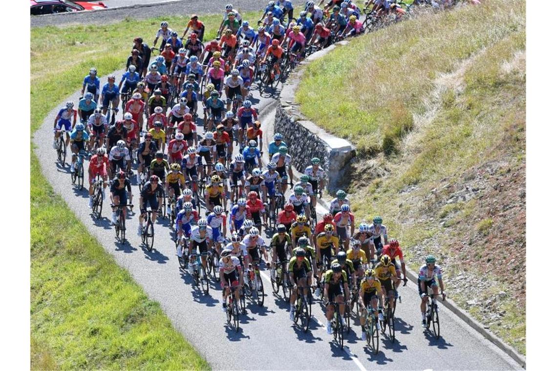 Auch auf der 9. Etappe bewegt sich der Tour-Tross durch die Pyrenäen. Foto: David Stockman/BELGA/dpa