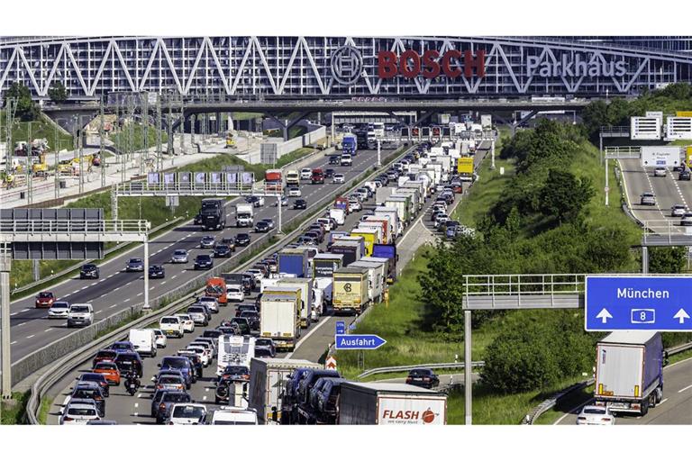 Auch auf der A8 im Raum Stuttgart kann es an Pfingsten voll werden. (Archivbild)