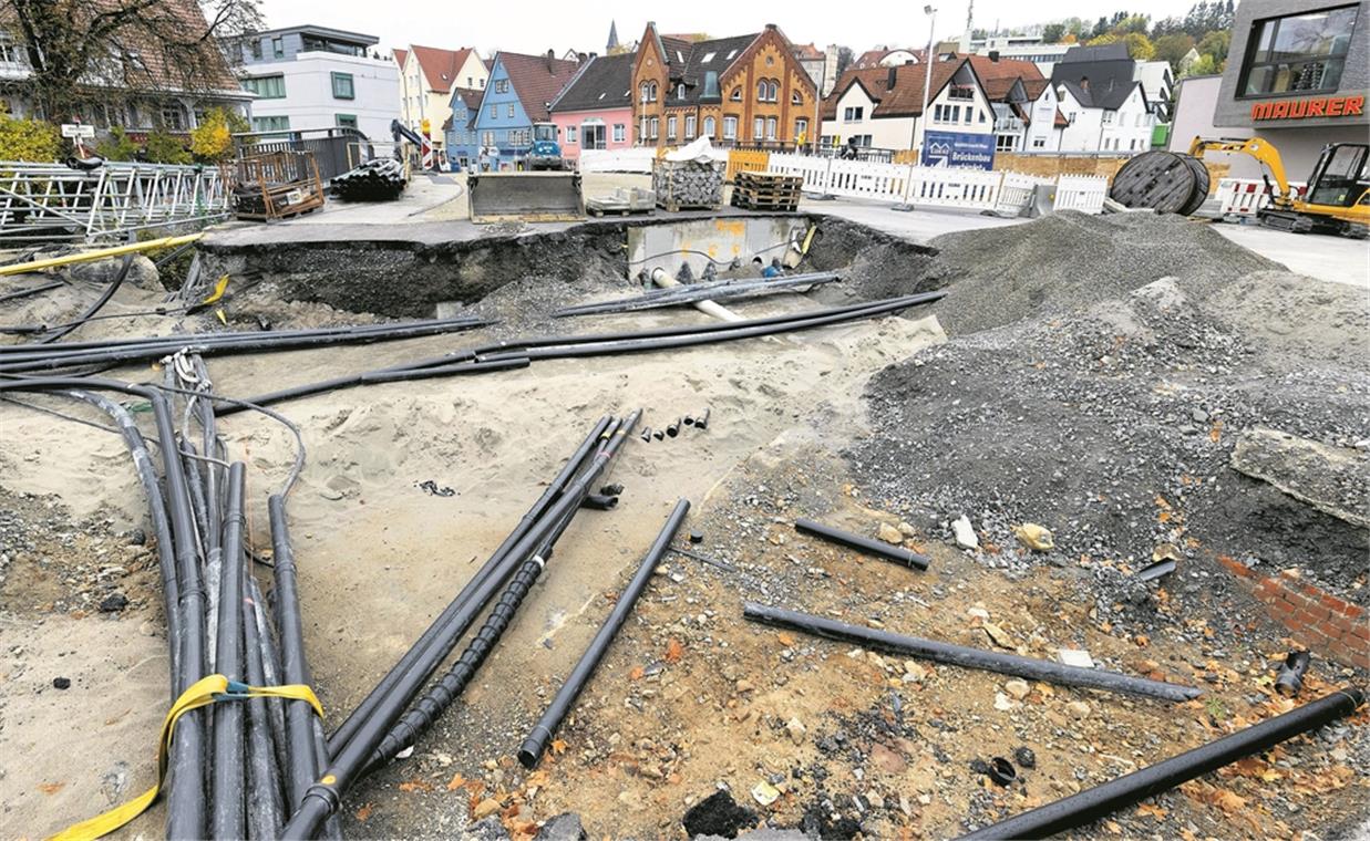 Komplexe Arbeiten benötigen viel Zeit Auch auf der gegenüberliegenden Seite ist ein Großteil des künftigen Kreisels Aspacher Straße noch eine einzige Baustelle. Die Verknüpfung der vielen Kabel dauert lange, das war von vornherein klar. Dass es aber so kompliziert werden wird, das hat auch die Experten überrascht. Daher die Verlängerung der Bauarbeiten um weitere sechs Wochen. Fotos: J. Fiedler