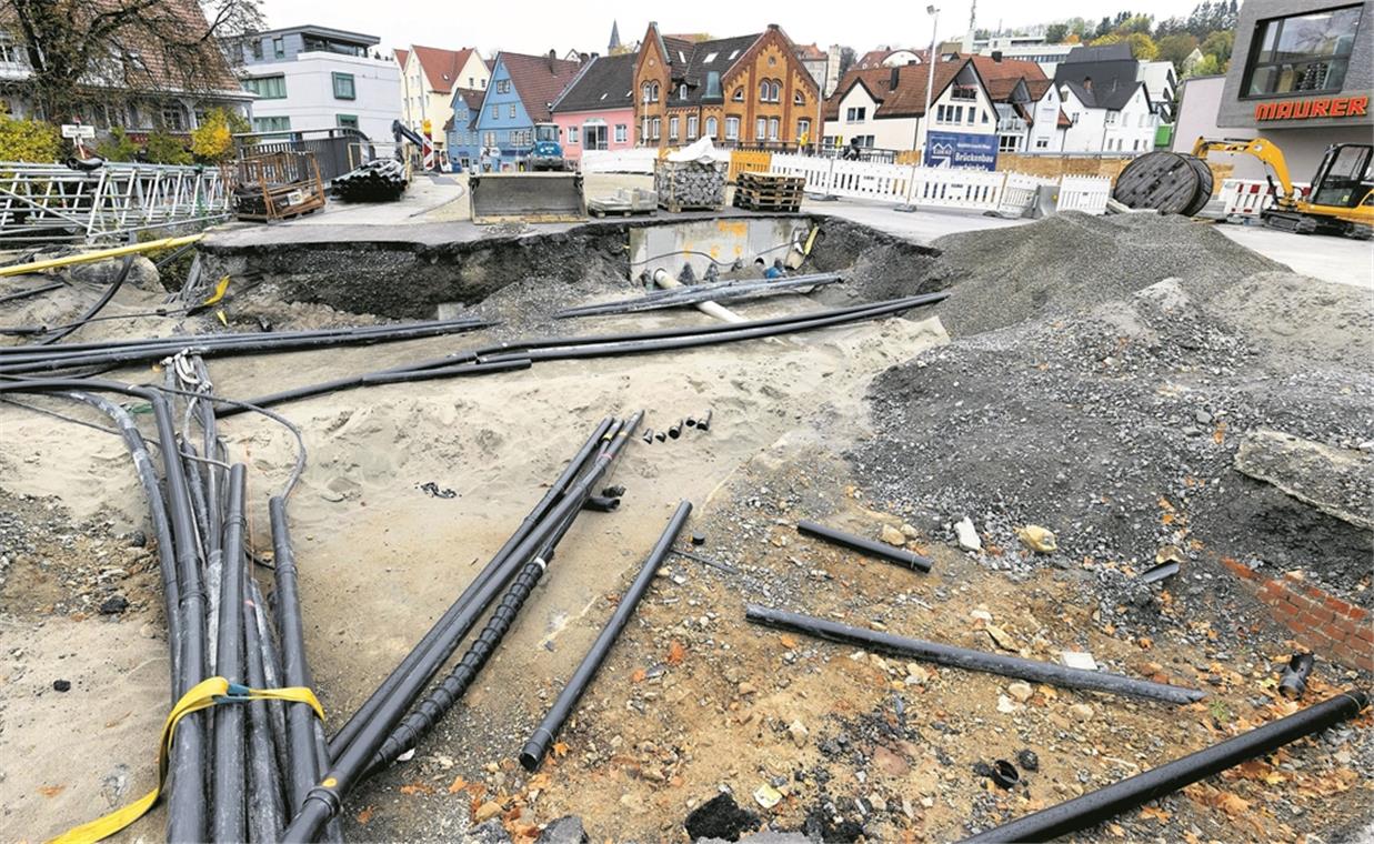 Auch auf der gegenüberliegenden Seite ist ein Großteil des künftigen Kreisels Aspacher Straße noch eine einzige Baustelle. Die Verknüpfung der vielen Kabel dauert lange, das war von vornherein klar. Dass es aber so kompliziert werden wird, das hat auch die Experten überrascht. Daher die Verlängerung der Bauarbeiten um weitere sechs Wochen. Fotos: J. Fiedler