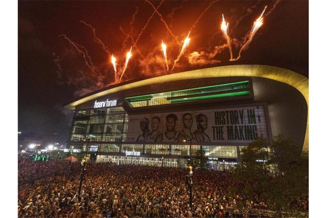 „Greek Freak“ führt Bucks mit 50 Punkten zum NBA-Titel Auch außerhalb der Arena in Milwaukee wurde der Titel gefeiert. Foto: Jeffrey Phelps/ AP/dpa