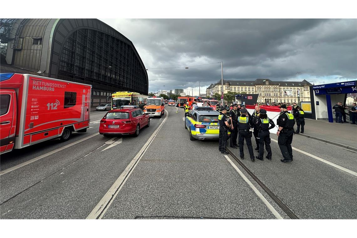 Messerangriff am Hauptbahnhof - 17 Menschen verletzt Auch außerhalb des Hauptbahnhofs sind Polizei und Rettungskräfte im Großeinsatz.